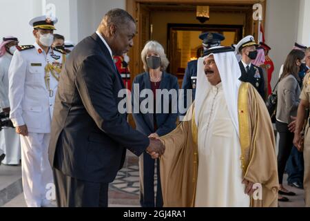 Manama, Bahrain. September 2021. US-Verteidigungsminister Lloyd Austin III, links, verabschiedet sich nach einem bilateralen Treffen am 7. September 2021 in Manama, Bahrain, von seiner Majestät König Hamad bin Isa Al Khalifa von Bahrain. Quelle: Chad McNeeley/DOD/Alamy Live News Stockfoto