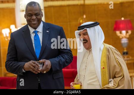 Manama, Bahrain. September 2021. US-Verteidigungsminister Lloyd Austin III, links, lacht mit seiner Majestät König Hamad bin Isa Al Khalifa von Bahrain am 7. September 2021 in Manama, Bahrain. Quelle: Chad McNeeley/DOD/Alamy Live News Stockfoto