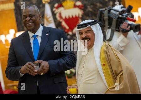 Manama, Bahrain. September 2021. US-Verteidigungsminister Lloyd Austin III, links, lacht mit seiner Majestät König Hamad bin Isa Al Khalifa von Bahrain am 7. September 2021 in Manama, Bahrain. Quelle: Chad McNeeley/DOD/Alamy Live News Stockfoto