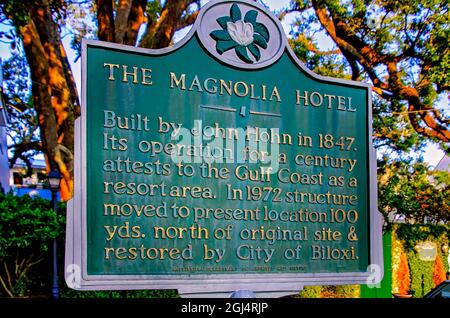 Vor dem Magnolia Hotel am 5. September 2021 in Biloxi, Mississippi, steht eine historische Markierung. Stockfoto