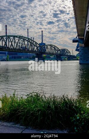 Eisenbahnbrücke über die donau in linz, oberösterreich Stockfoto