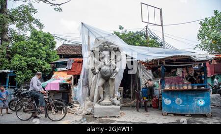 Kalkutta, Indien. September 2021. Tonidol der Ganesh-Gottheit wird in Kalkutta, Westbengalen, hergestellt. In diesem Jahr beginnt das Ganesh Chaturti/Ganapati Festival am 10. September. (Foto von Amlan Biswas/Pacific Press) Quelle: Pacific Press Media Production Corp./Alamy Live News Stockfoto