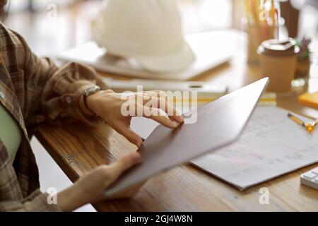 Nahaufnahme der Hände von Frauen, die sich auf dem Tablet-Bildschirm berühren, mit einem digitalen Tablet für Arbeiten, Blick auf den Tablet-Bildschirm, Ingenieure und Architekten Workspac Stockfoto