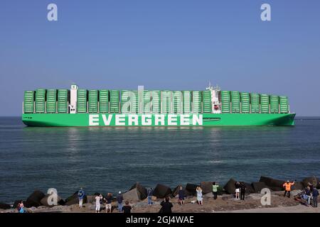 Das Containerschiff Ever Ace wird am 4. September 2021 erstmals den Hafen von Rotterdam erreichen. Stockfoto