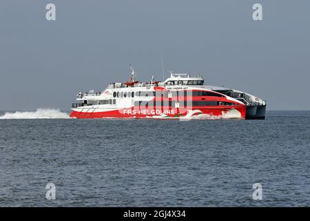 Das Passagierschiff Halunder Jet wird am 14. Juni 2021 den Hafen von Cuxhaven erreichen. Stockfoto