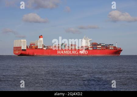 Das Containerschiff Cap San Nicolas wird am 15. Juni 2021 Cuxhaven auf dem Weg zum Hamburger Hafen passieren. Stockfoto