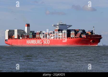 Das Containerschiff Cap San Nicolas wird am 15. Juni 2021 Cuxhaven auf dem Weg zum Hamburger Hafen passieren. Stockfoto
