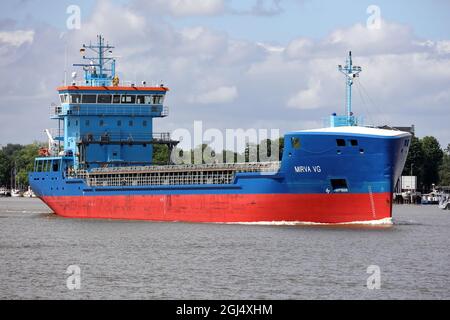 Das Frachtschiff Mirva VG wird am 15. Juni 2021 die Schleuse in Brunsbüttel verlassen. Stockfoto