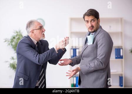 Zwei männliche Buchhalter im Budgetplanungskonzept am Arbeitsplatz Stockfoto