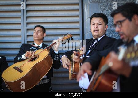 Mariachi-Musiker spielt Gitarre in Hermosillo, Sonora, Mexiko. (Foto von Israel Garnica / NortePhoto.com) Musico Mariachi toca guitarra en Hermosillo, Sonora, Mexiko. (Foto von Israel Garnica / NortePhoto.com) Stockfoto