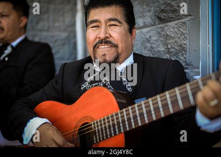 Mariachi-Musiker spielt Gitarre in Hermosillo, Sonora, Mexiko. (Foto von Israel Garnica / NortePhoto.com) Musico Mariachi toca guitarra en Hermosillo, Sonora, Mexiko. (Foto von Israel Garnica / NortePhoto.com) Stockfoto