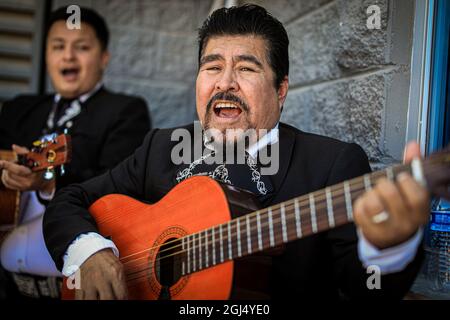 Mariachi-Musiker spielt Gitarre in Hermosillo, Sonora, Mexiko. (Foto von Israel Garnica / NortePhoto.com) Musico Mariachi toca guitarra en Hermosillo, Sonora, Mexiko. (Foto von Israel Garnica / NortePhoto.com) Stockfoto