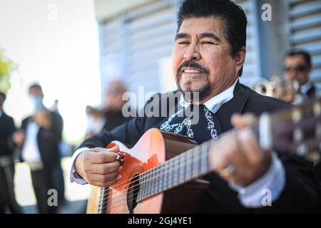 Mariachi-Musiker spielt Gitarre in Hermosillo, Sonora, Mexiko. (Foto von Israel Garnica / NortePhoto.com) Musico Mariachi toca guitarra en Hermosillo, Sonora, Mexiko. (Foto von Israel Garnica / NortePhoto.com) Stockfoto