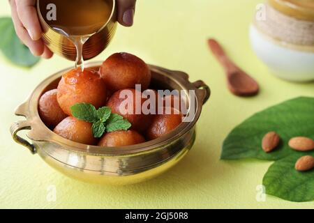 Gulab jamun , Gulaab jamun goldene Schale Indische Süßigkeiten Essen, Diwali Süßigkeiten Dussehra süß mithai Deepavali, Pongal, Durga Pooja, Holi, Diwali Festival Stockfoto