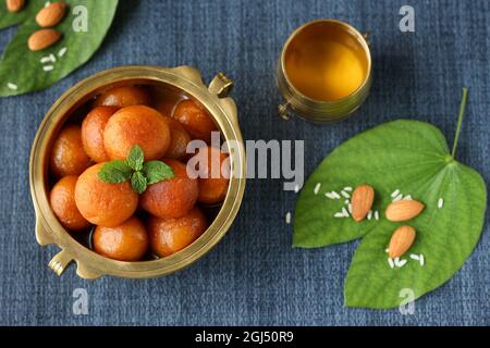 Gulab jamun , Gulaab jamun goldene Schale Indische Süßigkeiten Essen, Diwali Süßigkeiten Dussehra süß mithai Deepavali, Pongal, Durga Pooja, Holi, Diwali Festival Stockfoto