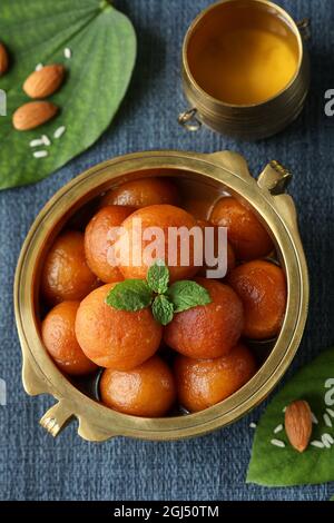 Gulab jamun , Gulaab jamun goldene Schale Indische Süßigkeiten Essen, Diwali Süßigkeiten Dussehra süß mithai Deepavali, Pongal, Durga Pooja, Holi, Diwali Festival Stockfoto