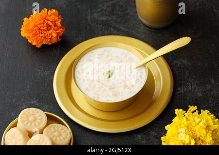 Reis Kheer Indian Sweet Payesh, Onam Payasam, Phirni Dessert Mumbai, Kerala, Indien Mithai Festival süßes Gericht Diwali, Dussehra, Holi ganesh chaturthi Stockfoto