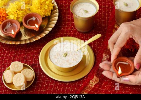 Reis Kheer Indian Sweet Payesh, Onam Payasam, Phirni Dessert Mumbai, Kerala, Indien Mithai Festival süßes Gericht Diwali, Dussehra, Holi ganesh chaturthi Stockfoto