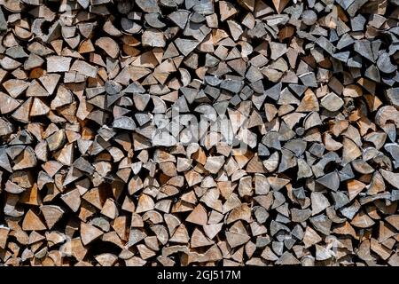 Hintergrund von trocken gehackten Brennholz Protokolle in einem Haufen, aus der Nähe. Österreich Stockfoto