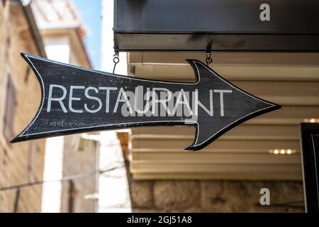 Schild am Eingang im Restaurant. Altstadt Kotor, Montenegro, Europa, Nahaufnahme Stockfoto