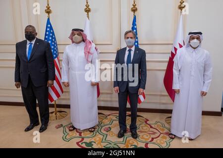 Generalsekretär Antony J. Blinken und Verteidigungsminister Lloyd J. Austin, der katarische Vizepremierminister und Außenminister Mohammed bin Abdulrahman Al Thani und der katarische Vizepremierminister und Verteidigungsminister Dr. Khalid bin Mohammed Al Attiyah bei einer gemeinsamen Presseaussendung in Doha, Katar, 7. September 2021. Außenminister Austin trifft sich mit regionalen Partnern und dankt ihnen für ihre Zusammenarbeit mit den Vereinigten Staaten, als wir Amerikaner, Afghanen und Bürger aus anderen Nationen aus Afghanistan evakuiert haben. Er wird unsere starken Verteidigungsbeziehungen in der Region bekräftigen. Außenminister Austin wird auch mit wi zusammentreffen Stockfoto