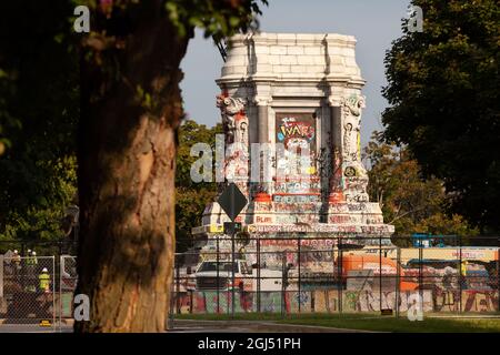 Richmond, VA, USA, 8. September 2021. Im Bild: Die leere Basis der Statue des konföderierten Generals Robert E. Lee steht nach der Entfernung der Statue auf der Monument Avenue leer. Das oberste Gericht von Virginia entschied letzte Woche, dass das sechsstöckige Denkmal entfernt werden könnte. Es muss noch entschieden werden, ob das mit Anti-Rassismus-Graffiti bedeckte Podest angesichts seiner prominenten Rolle beim Anti-Rassismus-Aufstand von 2020 in Richmond entfernt wird. Kredit: Allison Bailey / Alamy Live Nachrichten Stockfoto