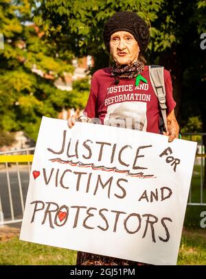 Richmond, VA, USA, 8. September 2021. Im Bild: Ein erfahrener Protestler spricht mit den Medien, während er auf die Entfernung der Statue des konföderierten Generals Robert E. Lee von der Monument Avenue wartet. Das oberste Gericht von Virginia entschied letzte Woche, dass das sechsstöckige Denkmal entfernt werden könnte. Es muss noch entschieden werden, ob das mit Anti-Rassismus-Graffiti bedeckte Podest angesichts seiner prominenten Rolle beim Anti-Rassismus-Aufstand von 2020 in Richmond entfernt wird. Kredit: Allison Bailey / Alamy Live Nachrichten Stockfoto