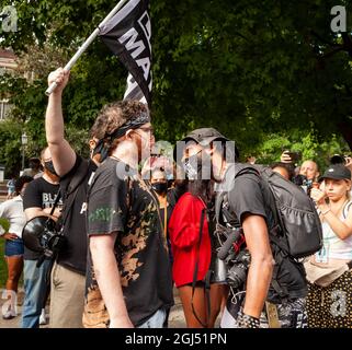 Richmond, VA, USA, 8. September 2021. Im Bild: Der Richmond-Aktivist Japhari Jones (rechts) und ein anderer Aktivist, der es ablehnte, seinen Namen (links) zu nennen, weil er der Anti-Rassismus-Bewegung nach der Entfernung der Statue des konföderierten Generals von der Monument Avenue mehr treu ist. Das oberste Gericht von Virginia entschied letzte Woche, dass das sechsstöckige Denkmal entfernt werden könnte. Es muss noch entschieden werden, ob das mit Anti-Rassismus-Graffiti bedeckte Podest angesichts seiner prominenten Rolle beim Anti-Rassismus-Aufstand von 2020 in Richmond entfernt wird. Kredit: Allison Bailey / Alamy Live Nachrichten Stockfoto