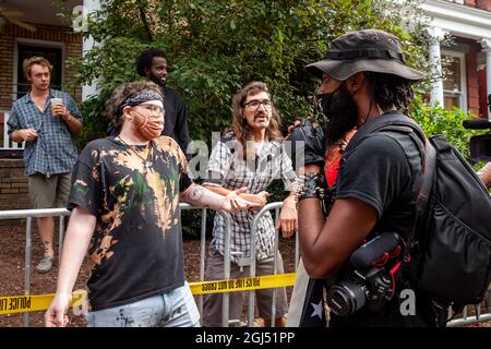 Richmond, VA, USA, 8. September 2021. Im Bild: Der Richmond-Aktivist Japhari Jones (rechts), ein Mann, der sich weigerte, seinen Namen zu nennen (links), und Goad Gatsby (Mitte) streiten darüber, wer der Anti-Rassismus-Bewegung mehr treu ist, nachdem die Statue des konföderierten Generals von der Monument Avenue entfernt wurde. Das oberste Gericht von Virginia entschied letzte Woche, dass das sechsstöckige Denkmal entfernt werden könnte. Es muss noch entschieden werden, ob das mit Anti-Rassismus-Graffiti bedeckte Podest angesichts seiner prominenten Rolle beim Anti-Rassismus-Aufstand von 2020 in Richmond entfernt wird. Kredit: Allison Bailey / Alamy Live Nachrichten Stockfoto