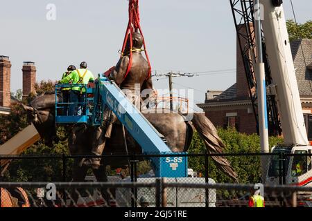 Richmond, VA, USA, 8. September 2021. Im Bild: Arbeiter sahen die Statue des konföderierten Generals Robert E. Lee in zwei Stücke für den Transport nach ihrer Entfernung. Das oberste Gericht von Virginia entschied letzte Woche, dass das sechsstöckige Denkmal entfernt werden könnte. Es muss noch entschieden werden, ob das mit Anti-Rassismus-Graffiti bedeckte Podest angesichts seiner prominenten Rolle beim Anti-Rassismus-Aufstand von 2020 in Richmond entfernt wird. Kredit: Allison Bailey / Alamy Live Nachrichten Stockfoto