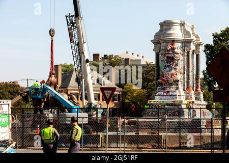 Richmond, VA, USA, 8. September 2021. Im Bild: Staatstruppen beobachten, wie die Arbeiter die Statue des konföderierten Generals Robert E. Lee nach ihrer Entfernung in zwei Teile für den Transport sahen. Das oberste Gericht von Virginia entschied letzte Woche, dass das sechsstöckige Denkmal entfernt werden könnte. Es muss noch entschieden werden, ob das mit Anti-Rassismus-Graffiti bedeckte Podest angesichts seiner prominenten Rolle beim Anti-Rassismus-Aufstand von 2020 in Richmond entfernt wird. Kredit: Allison Bailey / Alamy Live Nachrichten Stockfoto