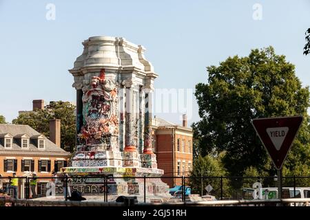 Richmond, VA, USA, 8. September 2021. Im Bild: Die leere Basis für die Statue des konföderierten Generals Robert E. Lee steht nach der Entfernung der Statue. Das oberste Gericht von Virginia entschied letzte Woche, dass das sechsstöckige Denkmal entfernt werden könnte. Es muss noch entschieden werden, ob das mit Anti-Rassismus-Graffiti bedeckte Podest angesichts seiner prominenten Rolle beim Anti-Rassismus-Aufstand von 2020 in Richmond entfernt wird. Kredit: Allison Bailey / Alamy Live Nachrichten Stockfoto