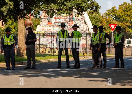 Richmond, VA, USA, 8. September 2021. Im Bild: Die Soldaten des Staates Virginia stehen im Schatten, als die Statue des konföderierten Generals Robert E. Lee von ihrem riesigen Sockel auf der Monument Avenue entfernt wird. Das oberste Gericht von Virginia entschied letzte Woche, dass das sechsstöckige Denkmal entfernt werden könnte. Es muss noch entschieden werden, ob das mit Anti-Rassismus-Graffiti bedeckte Podest angesichts seiner prominenten Rolle beim Anti-Rassismus-Aufstand von 2020 in Richmond entfernt wird. Kredit: Allison Bailey / Alamy Live Nachrichten Stockfoto