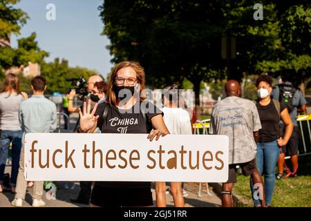 Richmond, VA, USA, 8. September 2021. Im Bild: Die Richmond-Aktivistin Emily Gaidowski macht ihre Gefühle über Statuen von konföderierten Figuren bekannt als die Statue des konföderierten Generals Robert E. Lee wird von seinem riesigen Sockel auf der Monument Avenue entfernt. Das oberste Gericht von Virginia entschied letzte Woche, dass das sechsstöckige Denkmal entfernt werden könnte. Es muss noch entschieden werden, ob das mit Anti-Rassismus-Graffiti bedeckte Podest angesichts seiner prominenten Rolle beim Anti-Rassismus-Aufstand von 2020 in Richmond entfernt wird. Kredit: Allison Bailey / Alamy Live Nachrichten Stockfoto