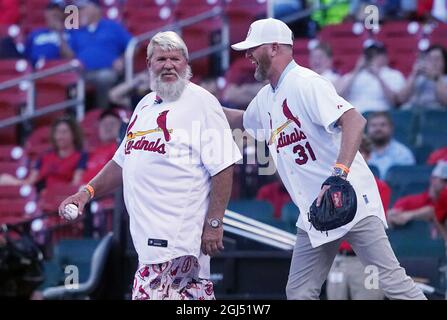 St. Louis, Usa. September 2021. Der PGA-Golfer John Daly geht mit dem ehemaligen St. Louis Cardinals Pitcher Ryan Franklin zum Pitcher Mound, bevor er eine zeremonielle erste Seillänge vor der Los Angeles Dodgers-St. wirft Baseballspiel der Louis Cardinals im Busch Stadium in St. Louis am Mittwoch, den 8. September 2021. Daly ist in St. Louis, um an der PGA TOUR Champions Ascension Charity Classic zu spielen. Foto von Bill Greenblatt/UPI Credit: UPI/Alamy Live News Stockfoto