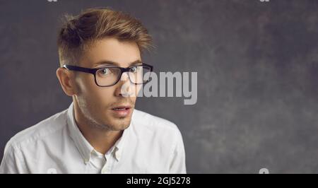 Der Mensch sieht dich verblüffend an und fragt: Freund, hast du das wirklich getan? Das kann nicht wahr sein. Stockfoto