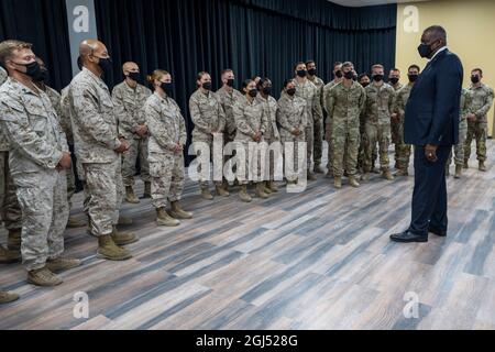 Verteidigungsminister Lloyd J. Austin III besucht US-Marineinfanteristen, die der 24. Marine Expeditionary Unit (MEU) zugewiesen wurden, und Soldaten der 82. Airborne Divsion im Lager Arifjan, Kuwait, 8. September 2021. Die 24. MEU verlor 10 Marineinfanteristen und einen Matrosen und die 82. Hatte am 26. August 2021 bei einem Bombenanschlag auf den Hamid Karzai International Airport, Afghanistan, einen Soldaten getötet. Die Einheiten erhielten Sicherheitsdienste und halfen bei der Evakuierung amerikanischer Bürger und Afghanen aus dem Land. Austin besuchte die Region der Golfstaaten und bedankte sich bei den regionalen Partnern für ihre Zusammenarbeit mit Th Stockfoto