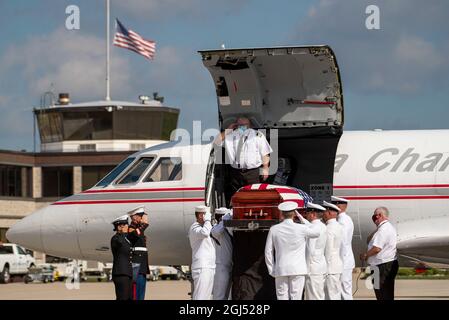 210908-N-AT101-6584 (Sept 8, 2021) CLEVELAND, Ohio – ein Ehrendetail der Matrosen der US-Marine ehrt die Überreste des Hospital Corpsman 3rd Class Maxton W. Soviak, einer gebürtigen Berlinerin in Heights, Ohio, am 8. September 2021 auf dem Cleveland Hopkins International Airport. Soviak, der am 26. August während eines Angriffs auf das Abbey Gate des Hamid Karzai International Airport in Kabul, Afghanistan, während er die Operation Allies Refuge unterstützte, getötet wurde, erhielt das Abzeichen Purple Heart and Fleet Marine Force Corpsman für seinen mutigen Dienst, während er mit dem 1. Marine Regiment in Afghanistan eingesetzt wurde, März Stockfoto