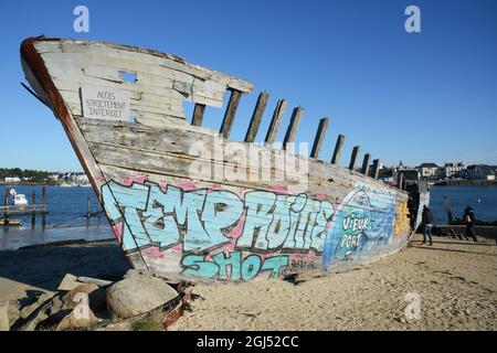 Frankreich. Morbihan (56). Plouhinec. Ria von Etel. Die Wracks des Magouer's Schiffsfriedhofs sind hauptsächlich alte tunafische Boote. Stockfoto