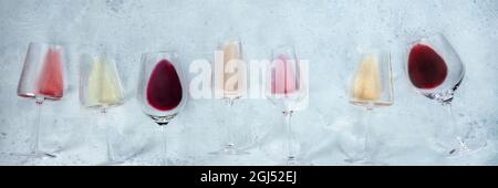 Weinpanorama-Banner mit Gläsern aus Rose, Rot- und Weißwein, aufgenommen von oben mit Kopierfläche. Verkostungsveranstaltung Stockfoto