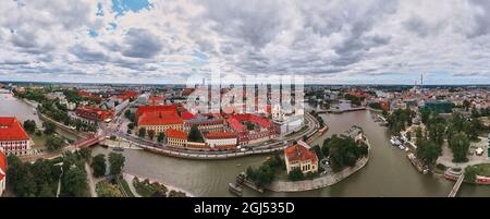 Panorama der Stadt Breslau mit bunten Dächern. Straße von Breslau, Luftaufnahme Stockfoto