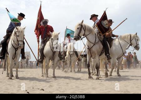 Frankreich. Bouches-du-Rhône (13). Les Saintes-Maries-de-la-Mer. Prozession der Gispy am Strand Stockfoto