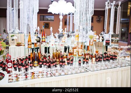 Kiew, Ukraine - September 9 2021: Coca-Cola und andere alkoholische Getränke auf dem Buffettisch. Stockfoto