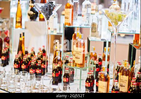 Kiew, Ukraine - September 9 2021: Coca-Cola und andere alkoholische Getränke auf dem Buffettisch. Stockfoto