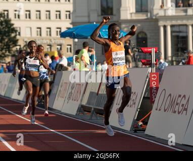 ZÜRICH - SCHWEIZ 8 SEP 21: Francine Niyonsaba gewinnt die 5000 m beim Wanda Diamond League Finale am Sechseläutenplatz, Zürich am 8. September Stockfoto