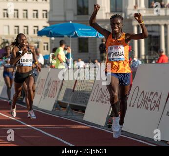 ZÜRICH - SCHWEIZ 8 SEP 21: Francine Niyonsaba gewinnt die 5000 m beim Wanda Diamond League Finale am Sechseläutenplatz, Zürich am 8. September Stockfoto