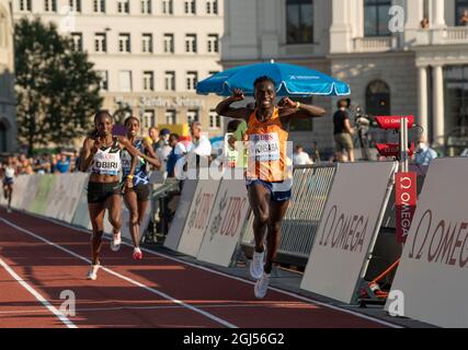 ZÜRICH - SCHWEIZ 8 SEP 21: Francine Niyonsaba gewinnt die 5000 m beim Wanda Diamond League Finale am Sechseläutenplatz, Zürich am 8. September Stockfoto