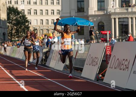 ZÜRICH - SCHWEIZ 8 SEP 21: Francine Niyonsaba gewinnt die 5000 m beim Wanda Diamond League Finale am Sechseläutenplatz, Zürich am 8. September Stockfoto