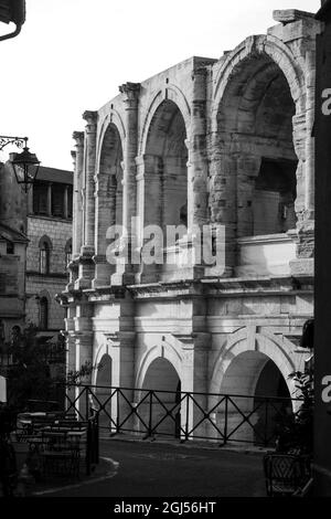 Römische Arenen, Blick auf die Straße, Arles, Bouches du Rhône, Südfrankreich Stockfoto