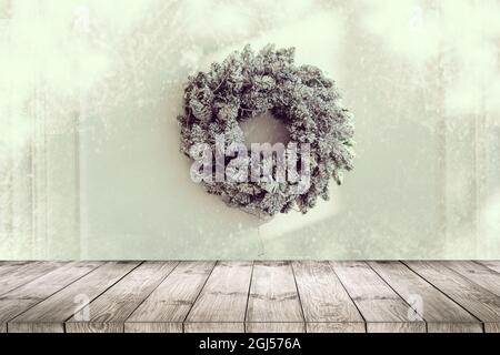 Leerer Holzboden oder Holzterrasse mit Kranzhintergrund. Stockfoto
